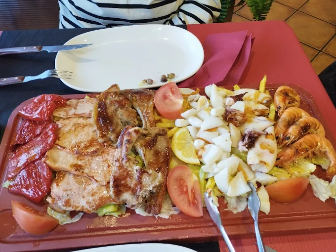 Tabla mixta con carne a la brasa, calamares, langostinos y pimientos